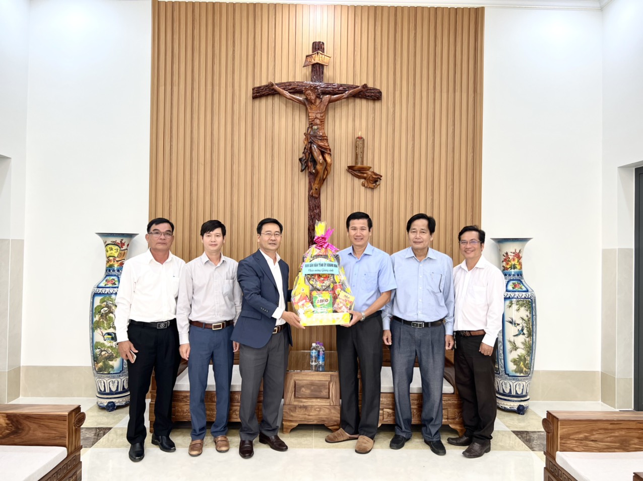 Lãnh đạo Ban Dân vận Tỉnh ủy Khánh Hòa thăm, chúc mừng các cơ sở tôn giáo dịp Lễ Giáng sinh 2022